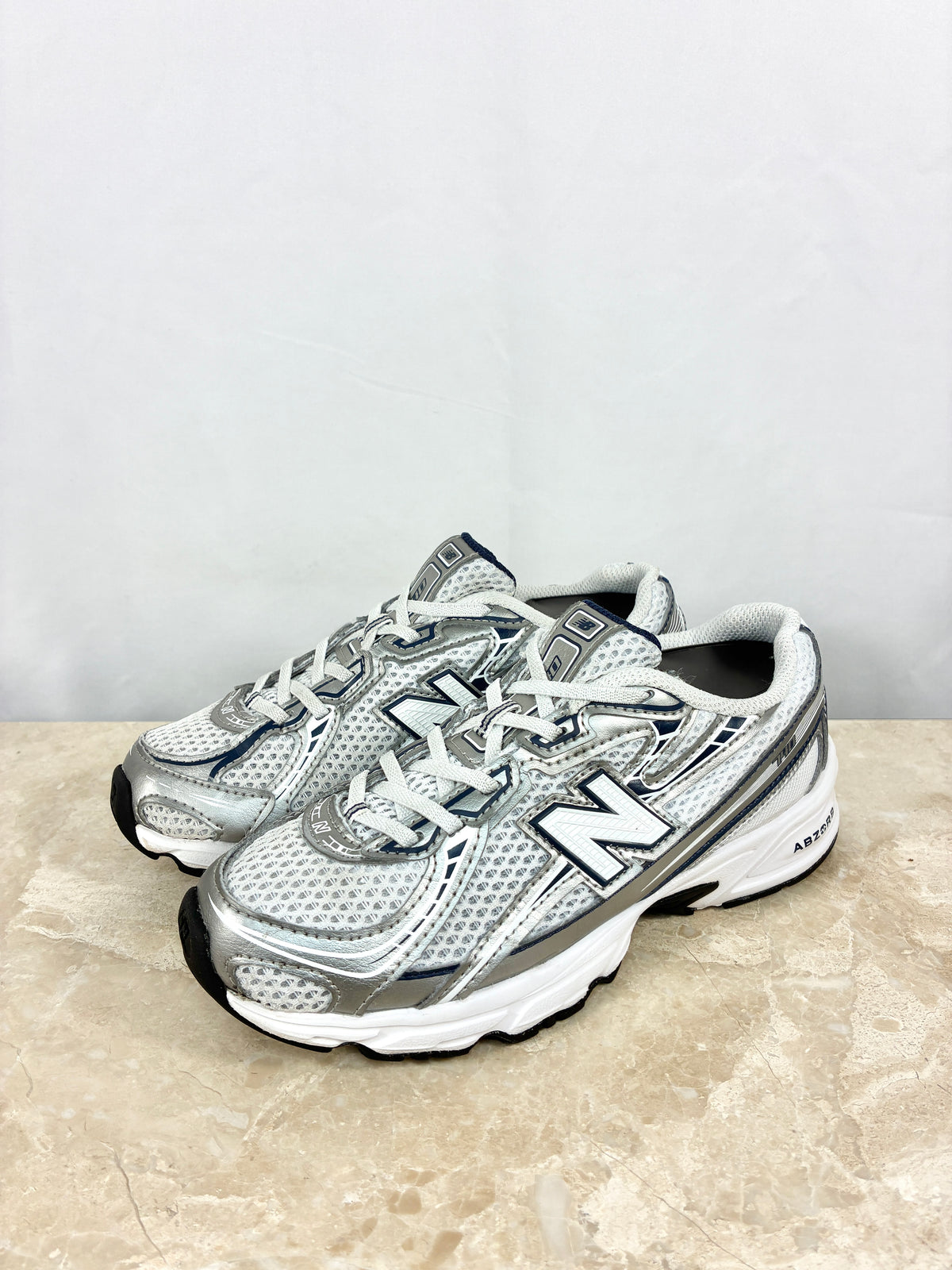 New Balance 740 WN Argent Blanc Size 34